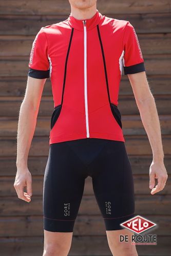 gallery Tenue Gore Bike Wear Oxygen/Xenon, pour avaler les kilomètres en toute protection.