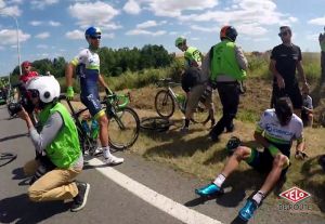 gallery Inside : vivez le dépannage du mécano de l&#39;équipe Orica Greenedge lors de la chute massive de l&#39;étape