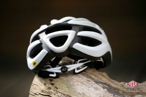 gallery Comparatif casques : Giro Foray contre Met Strale