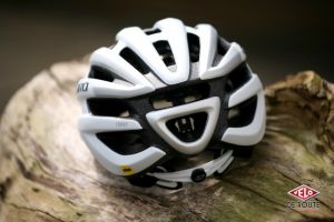 gallery Comparatif casques : Giro Foray contre Met Strale