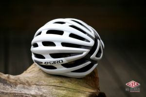 gallery Comparatif casques : Giro Foray contre Met Strale