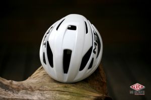 gallery Comparatif casques : Giro Foray contre Met Strale