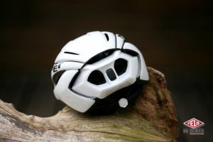 gallery Comparatif casques : Giro Foray contre Met Strale