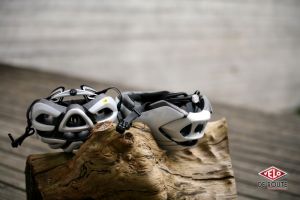 gallery Comparatif casques : Giro Foray contre Met Strale