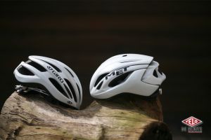 gallery Comparatif casques : Giro Foray contre Met Strale
