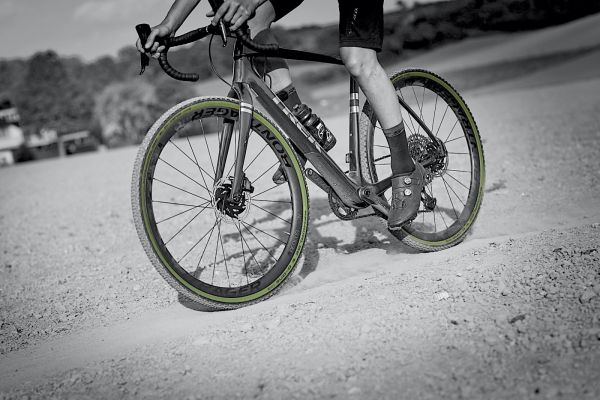 gallery Schwalbe G-One Ultrabite édition spéciale Olive-Skin