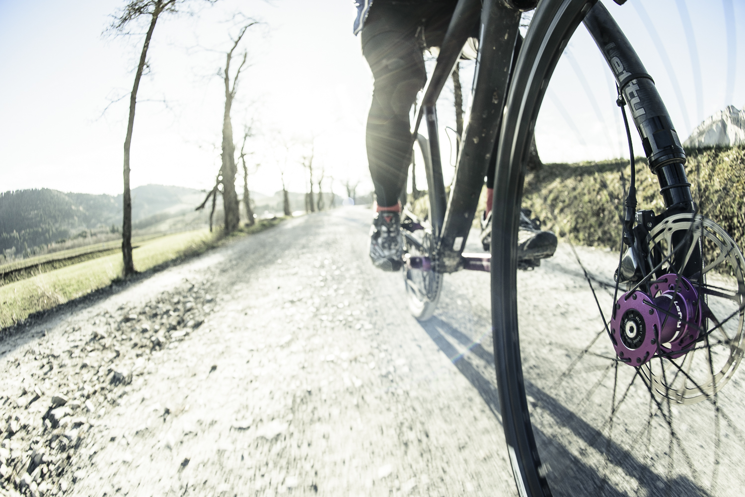 Il invente une étonnante roue de vélo sans axe, ni aucun rayon