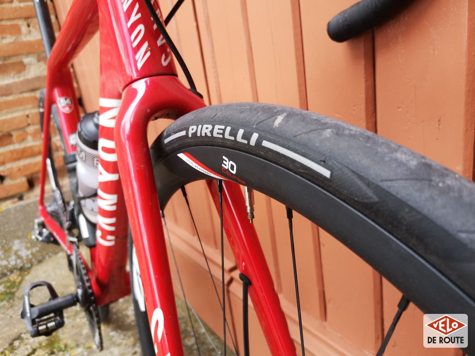 Pneu vélo Pirelli Pzero Race et Road : la performance du haut niveau