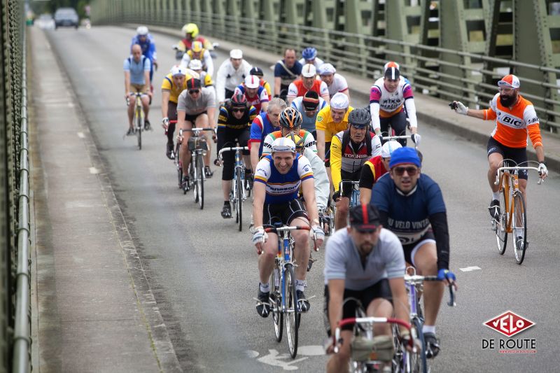 Anjou Vintage les inscriptions et un maillot