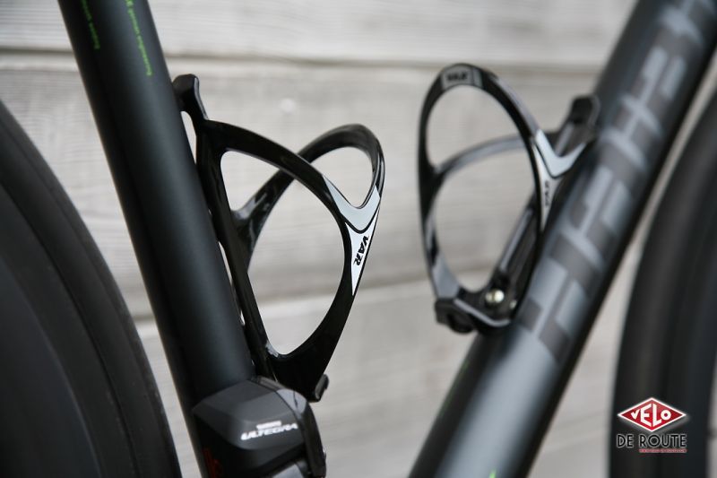 Porte bidon de vélo orientable sur cintre en plastique noir